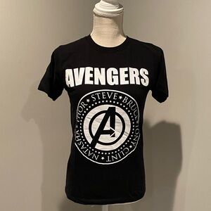 We love fine Avengers T-Shirt
Size: XS